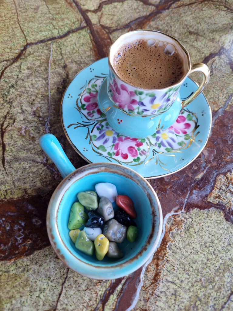 Ttürkischer Kaffee mit Süßigkeiten