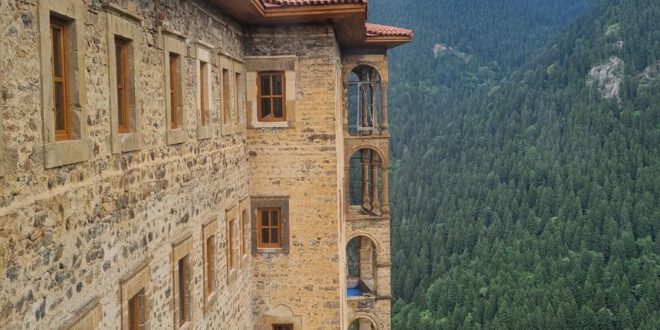 Sumela-Kloster (türkisch Sümela Manastırı auch Meryem Ana ist ein ehemaliges griechisch-orthodoxes Kloster aus byzantinischer Zeit in Maçka (Provinz Trabzon). Der Name stammt vom griechischen Melas (Schwarz), nach dem griechischen Namen des Berges, in dessen Felswand das Kloster gebaut wurde.