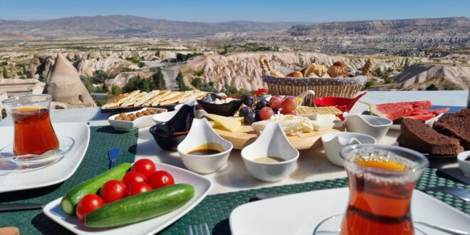 Türkisches Frühstück mit Blick aufs Tal