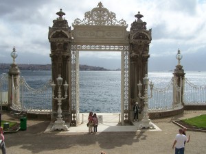Dolmabahce Garten Tor blick auf Bosporus